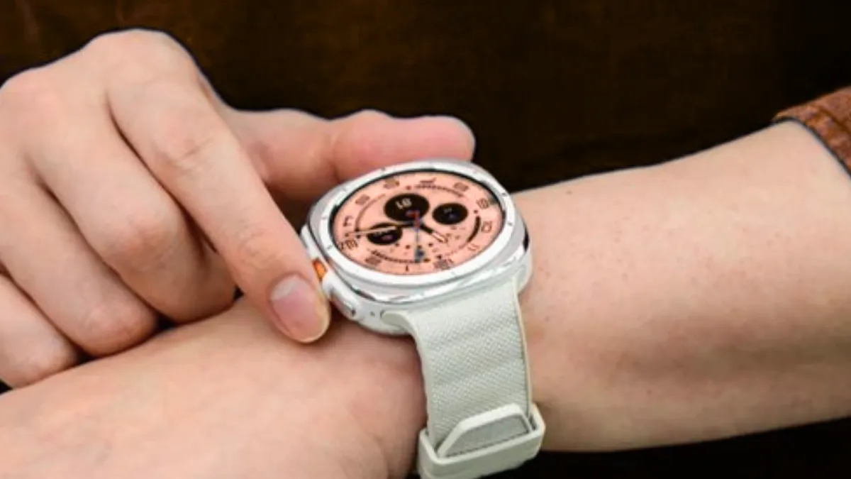 Samsung Galaxy Watch में 'Live Updates' फीचर का उपयोग करते हुए उपयोगकर्ता